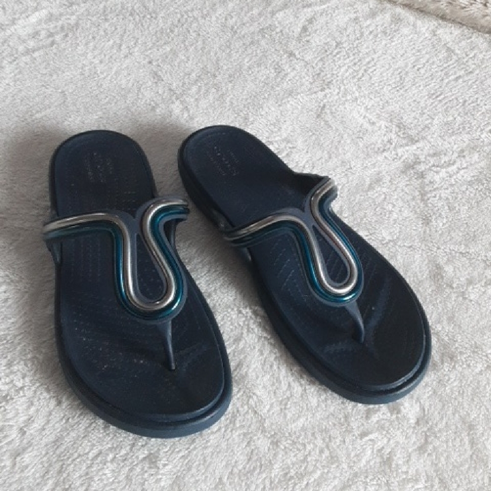 Chic Navy Sandals with Metallic Trim